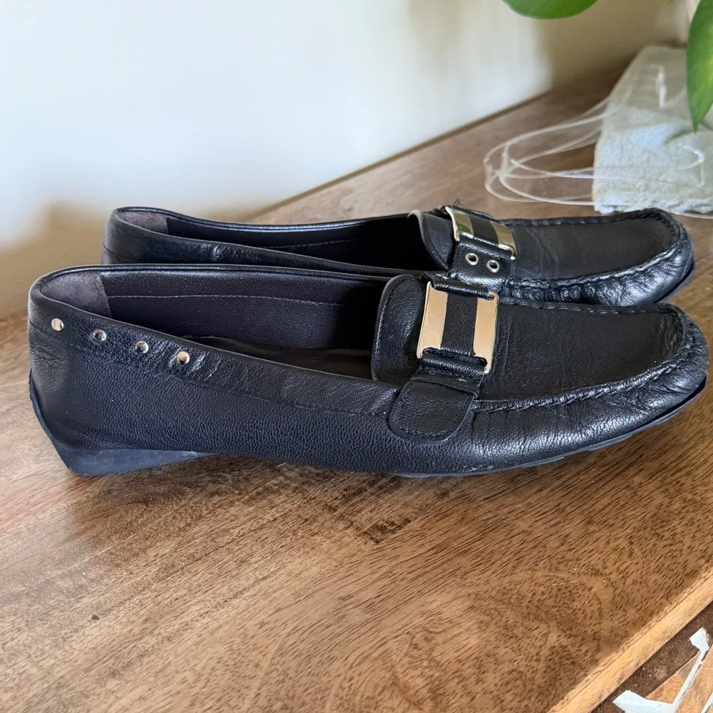 Stuart Weitzman Black Leather Loafer Women Size 8 SS Narrow Buckle Studs Classic